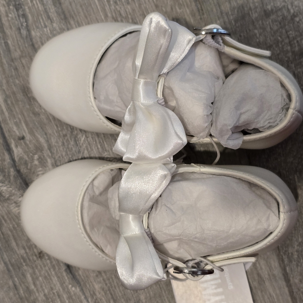 Gymboree White Kids Shoes with Removeable Bows